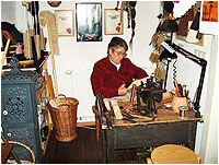 Ursula R&ouml;mer in der Schauwerkstatt